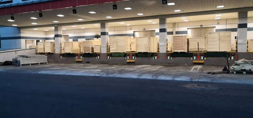 重慶榮昌進廠房設(shè)備搬遷服務(wù) 折臂吊車、直吊、叉車與平板拖車解決方案
